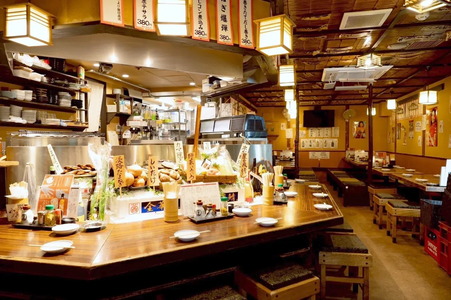 株式会社レストランバンクの店舗内観、カウンターと客席が並ぶ店内